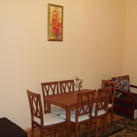 Apartment Viatores Lviv Exterior photo